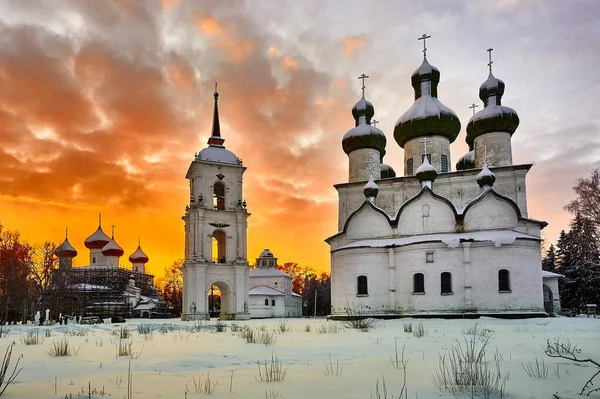 Kargopol 'de gün batımında Katedral Meydanı
