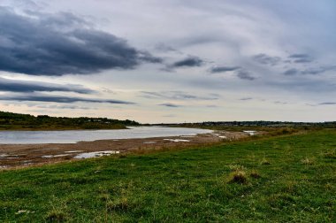 Orman nehri ormandaki sonbahar renkleriyle