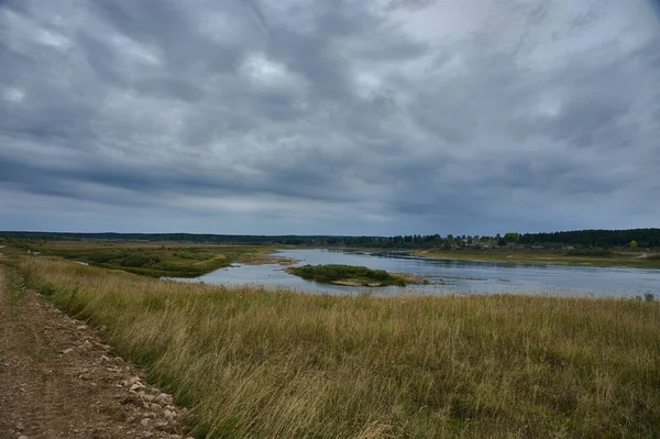 Лісова річка в осінніх кольорах в лісі — стокове фото