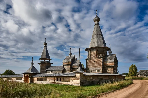 Древний деревянный храм в сельской местности — стоковое фото