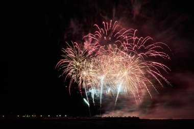 Yeni yılın şerefine selam verin.