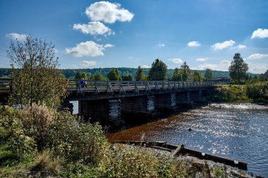 Sığ bir kırsal nehrin üzerindeki eski harabe ahşap köprü