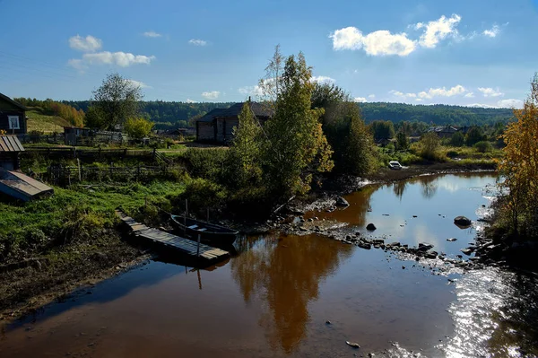 Ρηχό ποτάμι στο βάθος του χωριού — Φωτογραφία Αρχείου