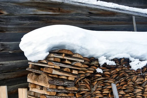 Legna Accatastata Una Catasta Legna Sotto Neve Inverno Foto Alta — Foto Stock