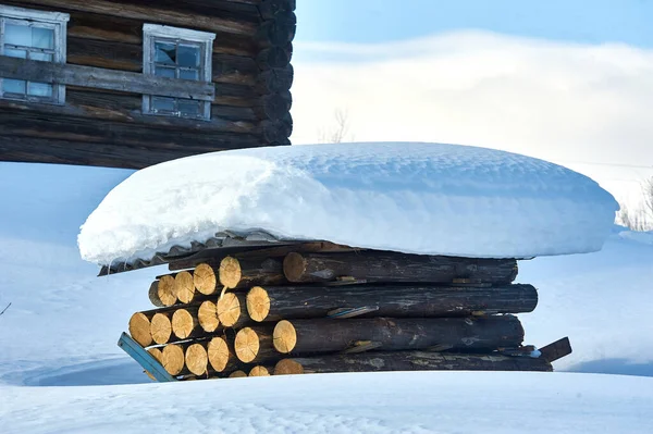 Een Stapel Boomstammen Bedekt Met Leisteen Onder Sneeuw Hoge Kwaliteit — Stockfoto