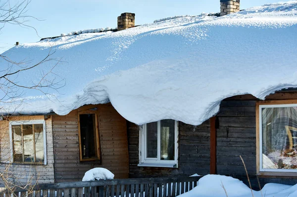 Het dak van het huis is bedekt met sneeuw — Stockfoto