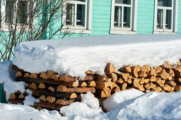 Holz stapelt sich im Winter unter dem Schnee — Stockfoto
