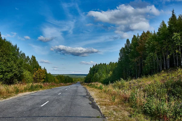 Асфальтована дорога в сільській місцевості — стокове фото