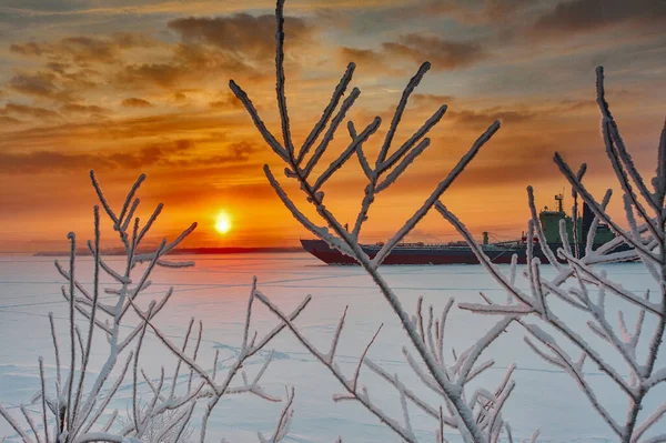 Sonnenaufgang auf dem Fluss im Winter auf dem Hintergrund des Schiffes — Stockfoto