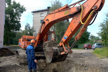Kazıcı şehirde toprak işleri yapıyor.