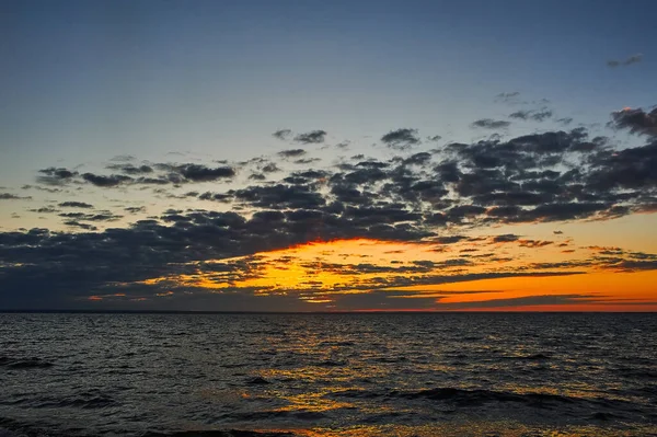 Lever de soleil tôt le matin sur la rive du lac — Photo