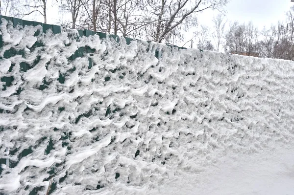 Staket täckt med snö och is — Stockfoto