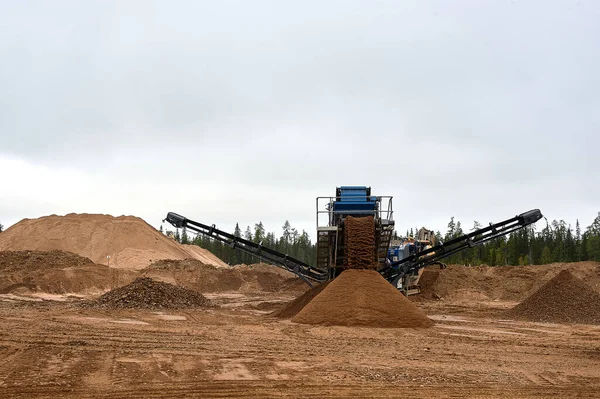 Mechanical machine for crushing stone with sand. Quarry for the extraction of crushed stone, sand and gravel — Stock Photo, Image