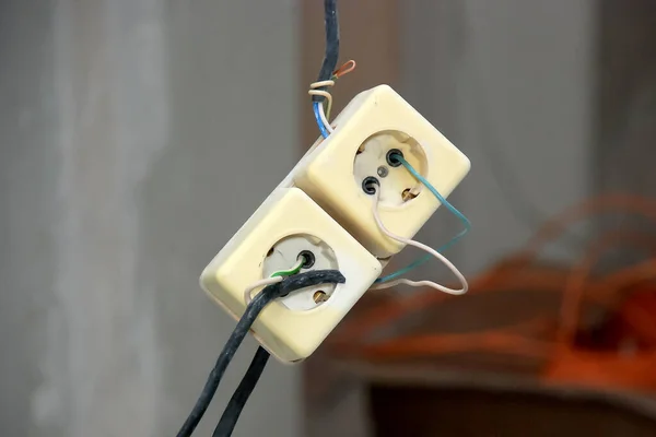 Elektrik prizleri kablolara asılıyor