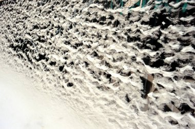 Kar ve buzla kaplı çit 