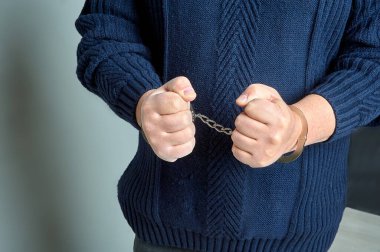 Elleri kelepçeli adamlar, yaklaşın.