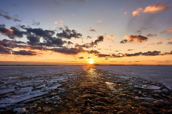 Sonnenuntergang über dem Fluss im Eis — Stockfoto