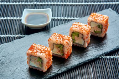 Philadelphia klasiği, üzerinde kırmızı havyar olan siyah bir taş. Japon suşisi.