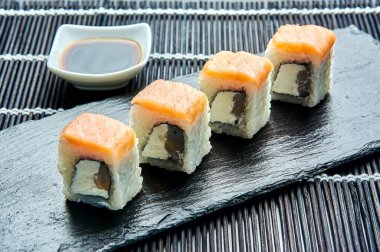 Philadelphia klasiği, üzerinde karides olan bir tahta. Japon suşisi.