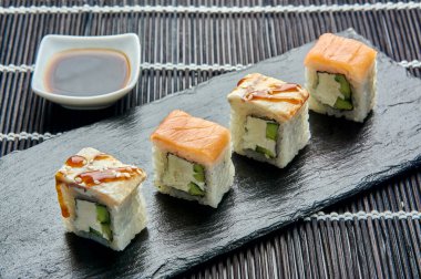 Philadelphia 'da bir salatalık ve kara bir taş. Japon suşisi.