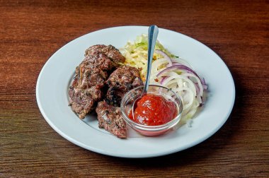Salata ve ketçaplı dana şişi.