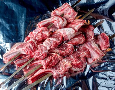 Çiğ kuzu eti şiş