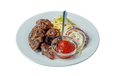 İzole edilmiş arka planda salata ve ketçaplı dana kebabı.