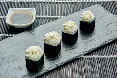 Suşi kaymaklı salatalık.