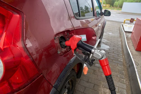 El arma se inserta en el tanque de gasolina del coche — Foto de Stock