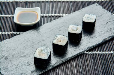 Mini karides, taş tezgahında sulu ve lezzetli rulo yapar.