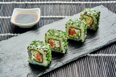 Salatalık, domates, krem peynir, dereotu, lahana ve susamlı rulo.