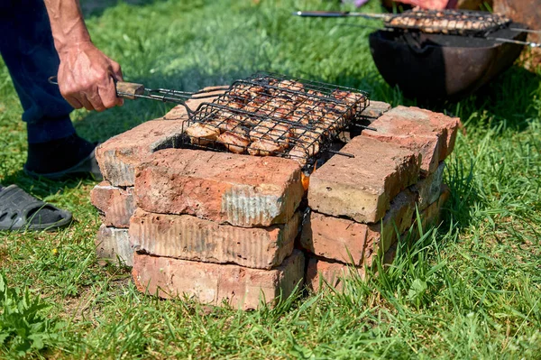 Şiş kebap kömür ve tuğlalarda ızgarada kızarır.