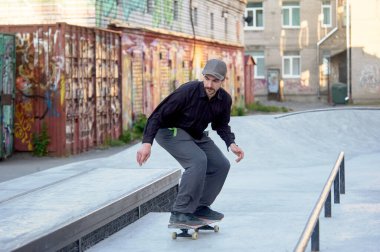 Kaykaycı sipere atlamaya hazırlanıyor.