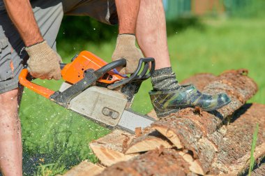 Yazın güneşli bir günde testere ile kereste kesiyorum.