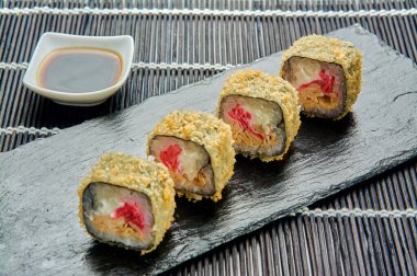 Krem peynirli rulo, tamago ve zencefil bir taş standında