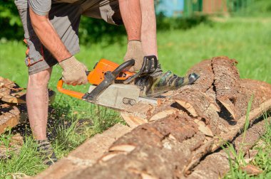 Yazın güneşli bir günde testere ile kereste kesiyorum.