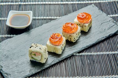 Lezzetli fırınlanmış yengeç ruloları bir taş standında