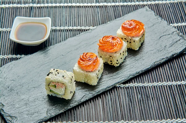 Lezzetli fırınlanmış yengeç ruloları bir taş standında