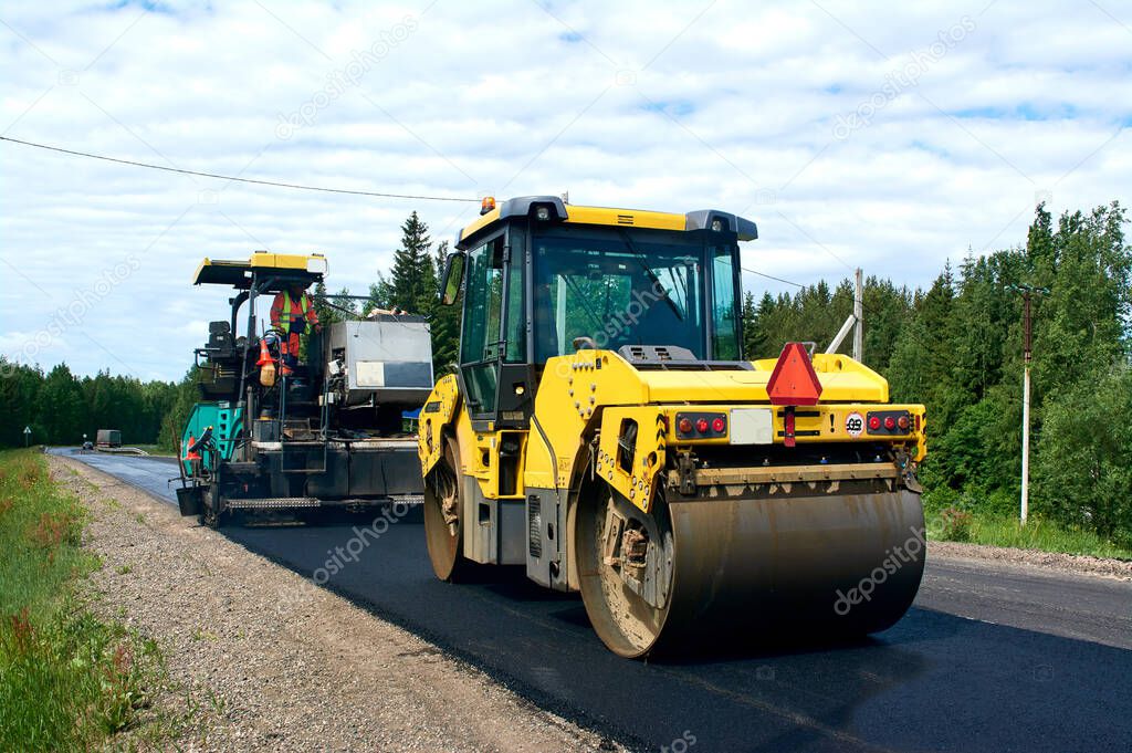 laying of asphalt with the help of an asphalt paver and sealing with a roller