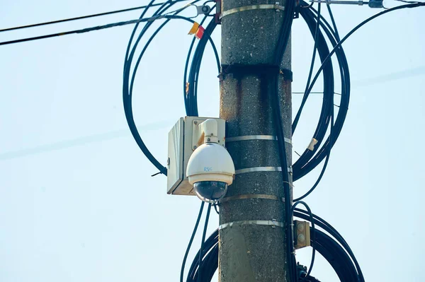 Una telecamera di sorveglianza è appesa ad un palo. — Foto Stock