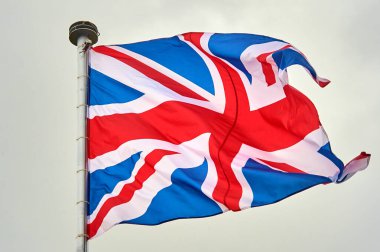 Büyük Britanya bayrağı bayrak direğinde dalgalanıyor.