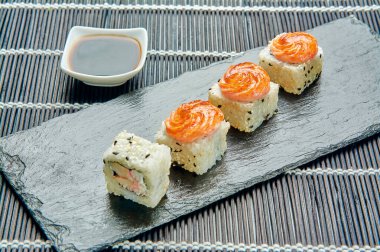 Lezzetli fırınlanmış yengeç ruloları bir taş standında