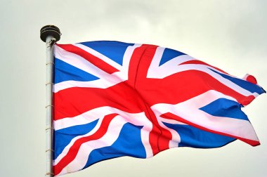 Büyük Britanya bayrağı bayrak direğinde dalgalanıyor.