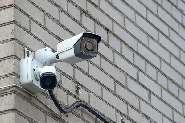 CCTV kamera függ a téglafalon a ház — Stock Fotó