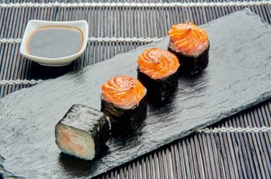 Tavukla pişirilmiş lezzetli börekler.