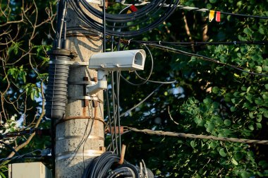 Beton bir direkte bir güvenlik kamerası asılı.