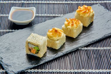 Lezzetli Hawaii börekleri bir taş standında