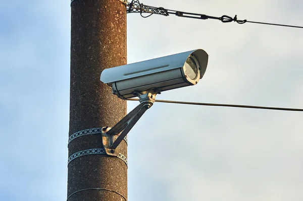 Una cámara de seguridad cuelga de un poste de hormigón —  Fotos de Stock