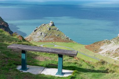 Exmoor Ulusal Parkı 'ndaki Kayalar Vadisi' ne bakan bankı kapatın.