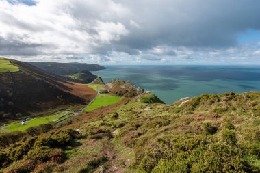 Exmoor Ulusal Parkı 'ndaki Kayalar Vadisi' nden Hollerday Hill 'in görüntüsü